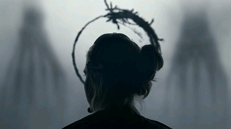 Amy Adams tries to decipher the circular ink messages of two giant tentacled alien visitors in ARRIVAL directed by Denis Villeneuve.  