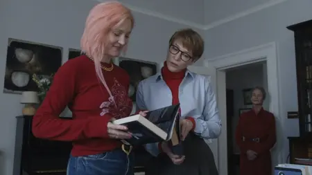‘Father Mother Sister Brother’ Review – Jim Jarmusch’s Bland Family Anthology | Venice 2025 Vicky Krieps and Cate Blanchett star as estranged sisters in the family anthology film FATHER MOTHER SISTER BROTHER written and directed by Jim Jarmusch.