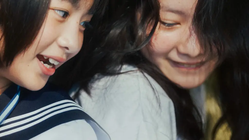 The young kid versions of Kyomoto and Fujino, played by Furi Nanasa and Rokka Okada, play together in their school uniforms in the live-action LOOK BACK movie.