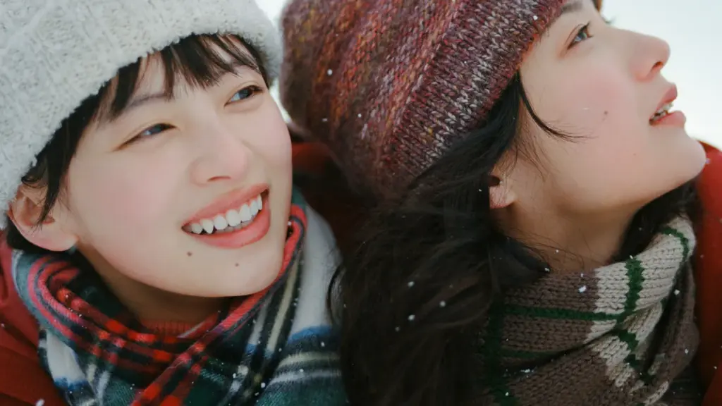 Natsuki Deguchi and Aju Makita star as Fujino and Kyomoto playing in the snow together in the live-action Manga adaptation of LOOK BACK.