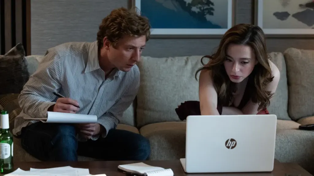 Jeremy Allen White as investigate journalist  Jeff Horwitz and Mikey Madison as Facebook whistleblower Frances Haugen write down notes and plan a story together in THE SOCIAL RECKONING. 